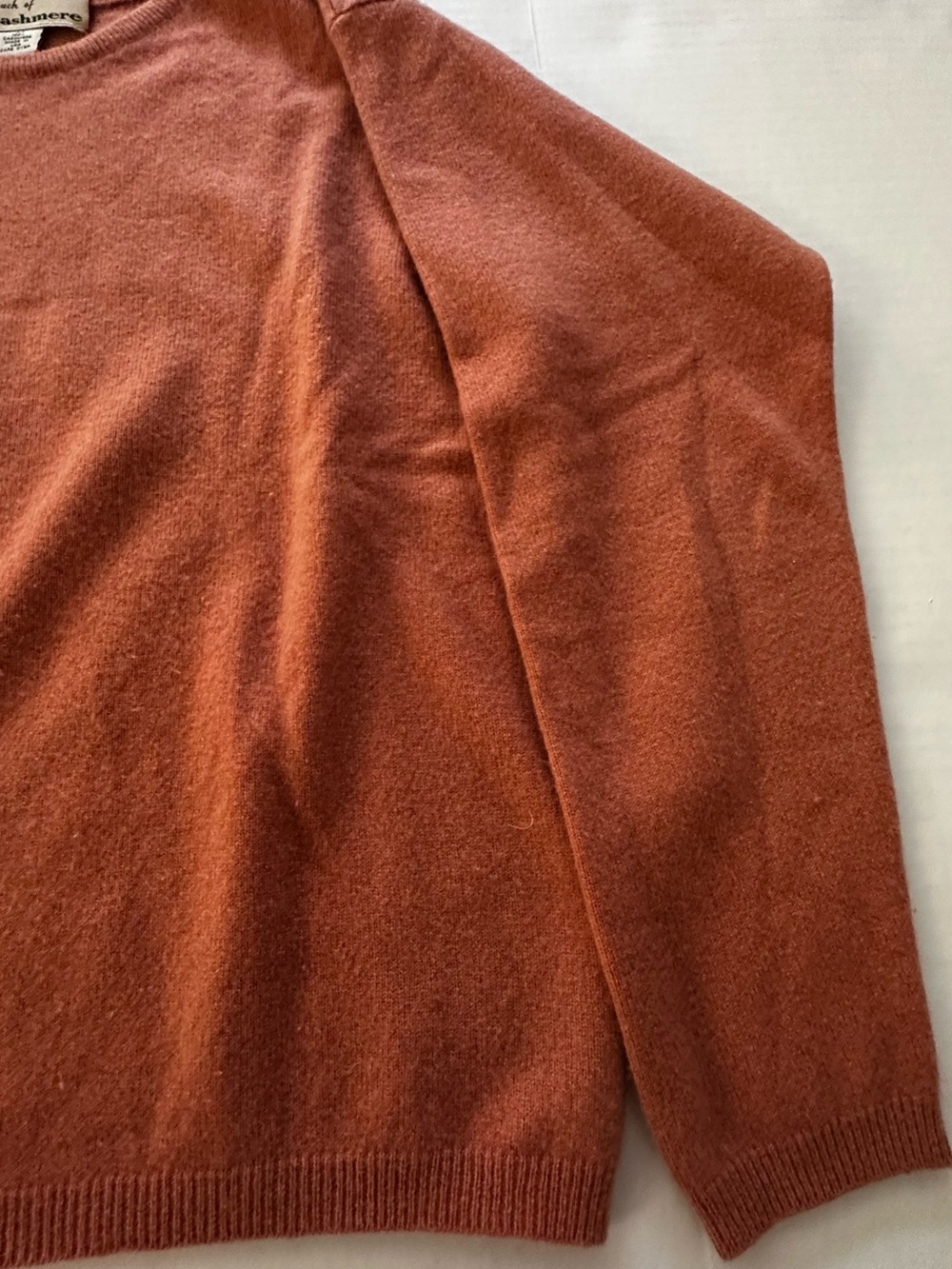 Women’s Crewneck Cashmere Sweater in Rust - Picture 4 of 13